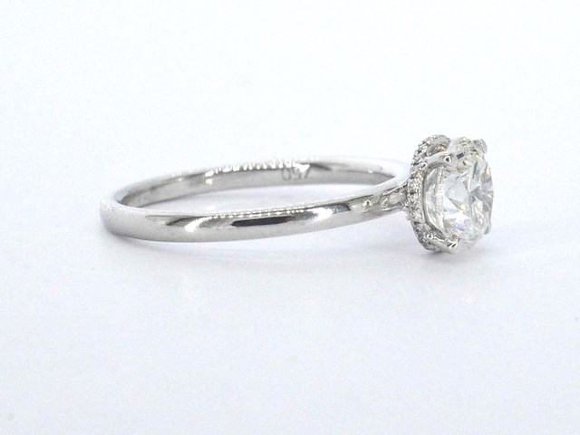 Solitaire ring met een natuurlijke briljant geslepen diamant van 1.20 carat en hidden halo - afbeelding 7 van  12
