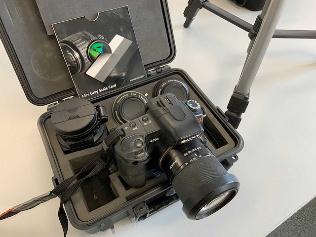 Sony dslr-a200 fotocamera met 3 lenzen en mini gray scale card - afbeelding 6 van  11