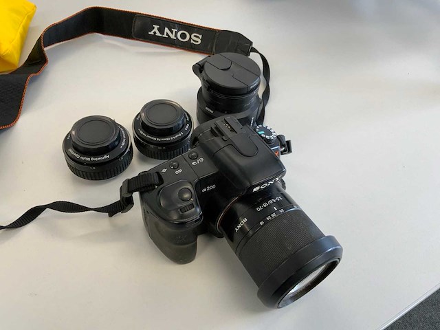 Sony dslr-a200 fotocamera met 3 lenzen en mini gray scale card - afbeelding 11 van  11