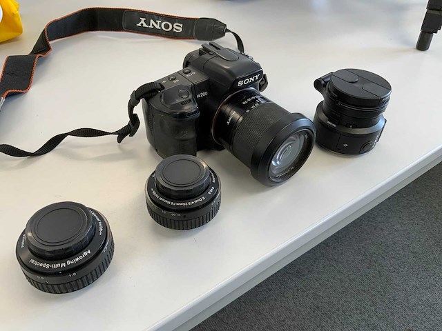 Sony dslr-a200 fotocamera met 3 lenzen en mini gray scale card - afbeelding 4 van  11