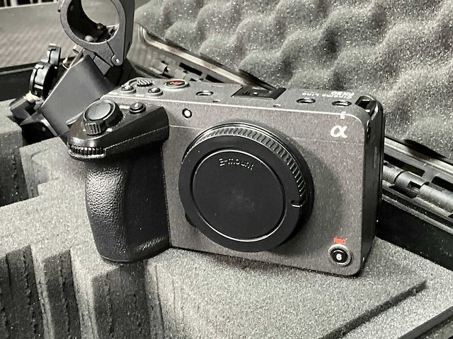 Sony fx30 fotocamera + g master lens + handle - afbeelding 10 van  15