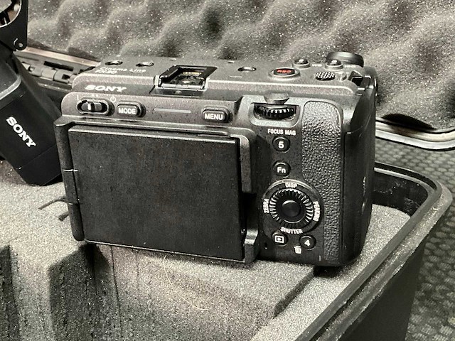 Sony fx30 fotocamera + g master lens + handle - afbeelding 12 van  15