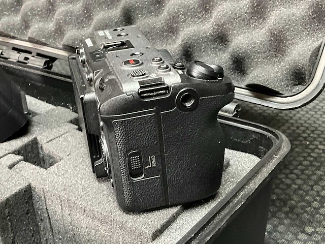 Sony fx30 fotocamera + g master lens + handle - afbeelding 13 van  15