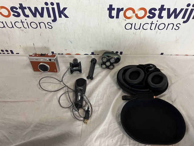 Sony koptelefoon & fujifilm instax & remington scheerapparaat & trust microfoon - afbeelding 1 van  1