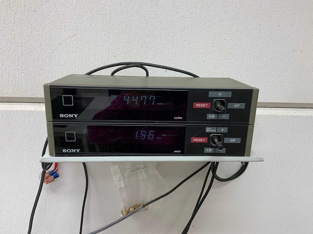 Sony magnescale dg100p meetsonde op metalen werktafel - afbeelding 4 van  10