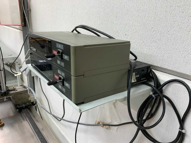 Sony magnescale dg100p meetsonde op metalen werktafel - afbeelding 5 van  10