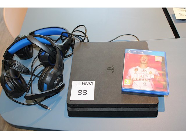 Sony playstation 4 met twee gamingheadsets en fifa 20. consoles ontbreken. - afbeelding 1 van  3
