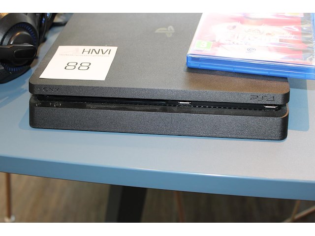Sony playstation 4 met twee gamingheadsets en fifa 20. consoles ontbreken. - afbeelding 2 van  3