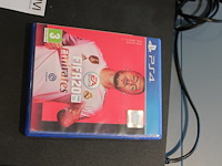 Sony playstation 4 met twee gamingheadsets en fifa 20. consoles ontbreken. - afbeelding 3 van  3