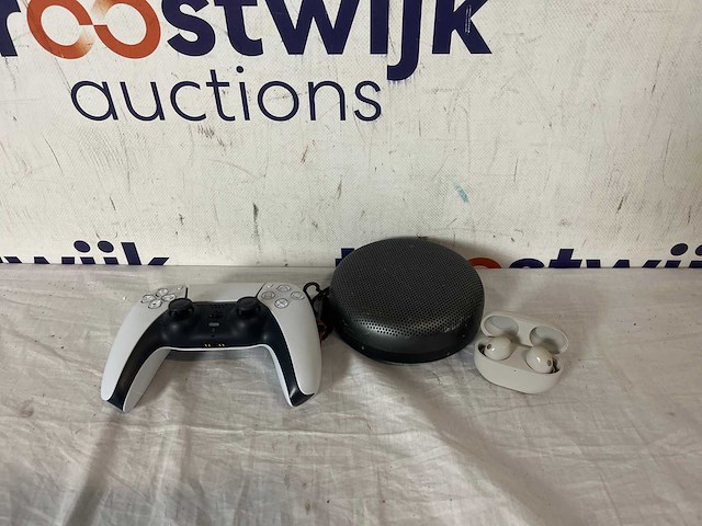 Sony ps5 dualsense draadloze controller - wit + sony wf-1000xm5 - volledig draadloze oordopjes met noise cancelling - zilver + bang & olufsen beosound a1 (2nd gen) - afbeelding 1 van  1