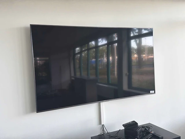 Sony televisie met accessoires - afbeelding 1 van  4
