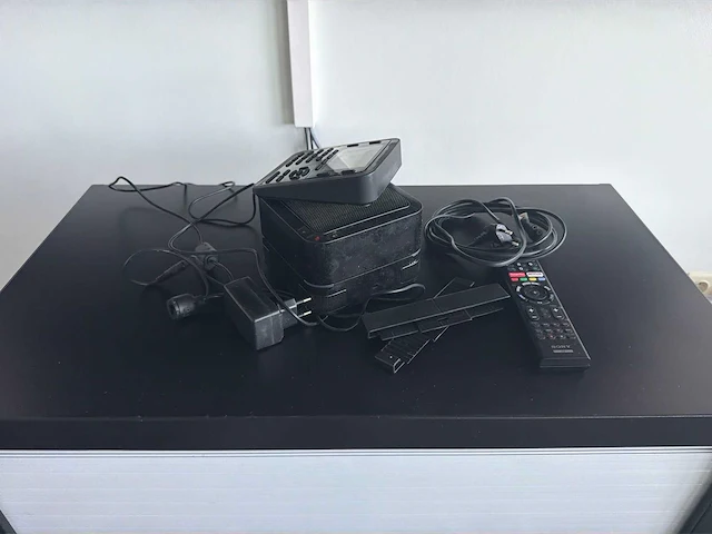 Sony televisie met accessoires - afbeelding 3 van  4