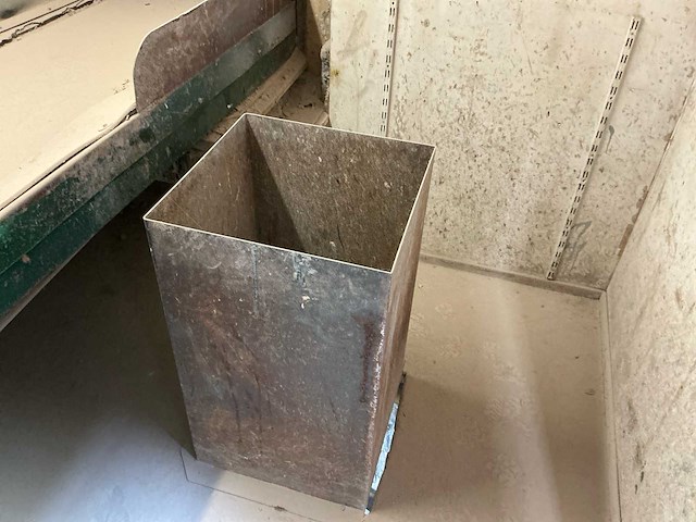 Sorteer - aanvoerband & sorteer container - afbeelding 2 van  13