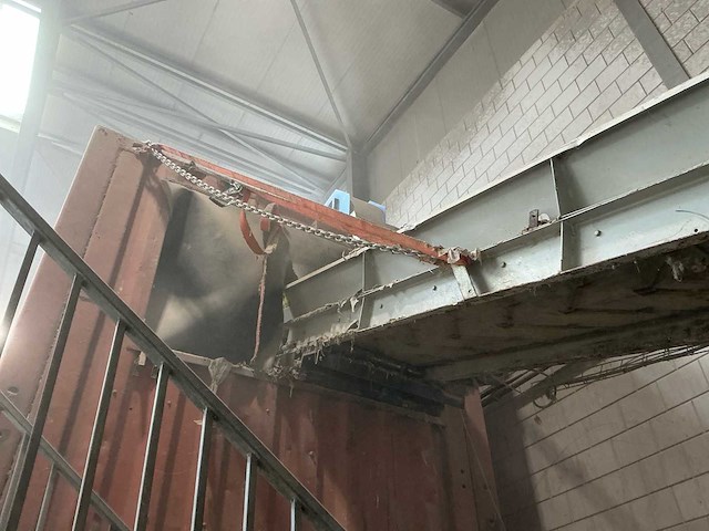 Sorteer - aanvoerband & sorteer container - afbeelding 12 van  13