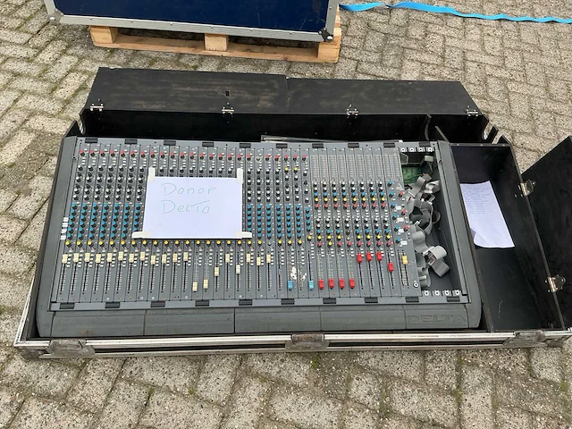 Soundcraft - delta - analog mixing console - afbeelding 1 van  4