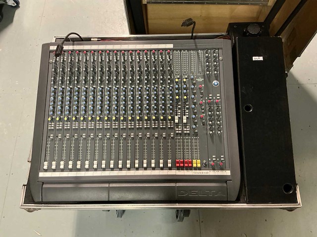 Soundcraft delta theatre 16-4-2 analoge mengtafel - afbeelding 1 van  8