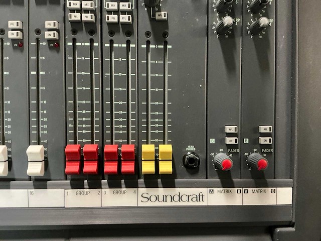 Soundcraft delta theatre 16-4-2 analoge mengtafel - afbeelding 3 van  8