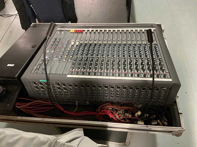 Soundcraft delta theatre 16-4-2 analoge mengtafel - afbeelding 4 van  8