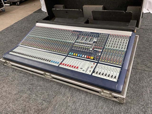 Soundcraft mh2 32/4 analoge mengtafel - afbeelding 1 van  8