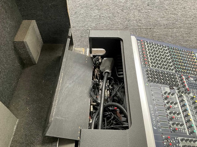 Soundcraft mh2 32/4 analoge mengtafel - afbeelding 6 van  8