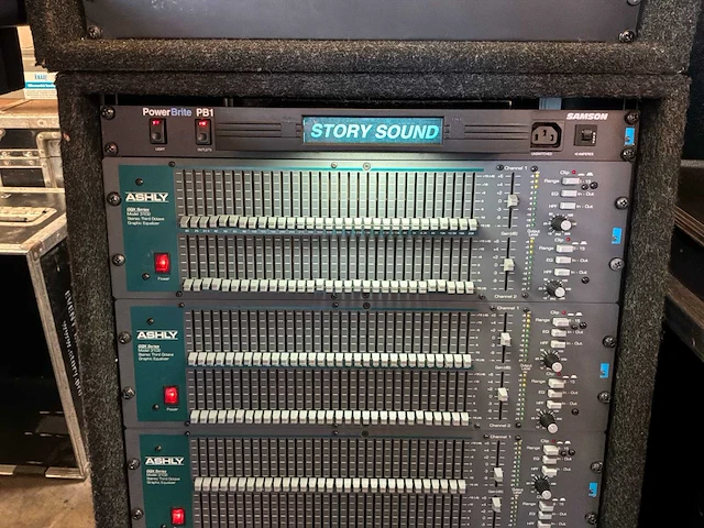 Soundcraft mh3 analoge mengtafel met fx rack en eq rack - afbeelding 8 van  24