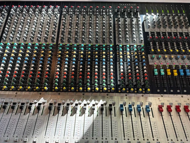 Soundcraft mh3 analoge mengtafel met fx rack en eq rack - afbeelding 11 van  24