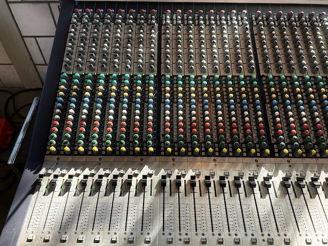 Soundcraft mh3 analoge mengtafel met fx rack en eq rack - afbeelding 18 van  24