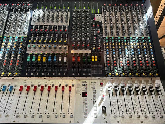 Soundcraft mh3 analoge mengtafel met fx rack en eq rack - afbeelding 20 van  24