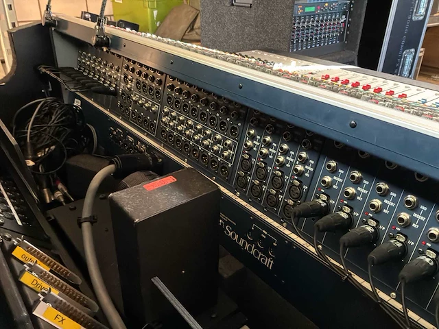Soundcraft mh3 analoge mengtafel met fx rack en eq rack - afbeelding 23 van  24