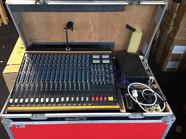Soundcraft series 200b analoge mengtafel - afbeelding 1 van  4