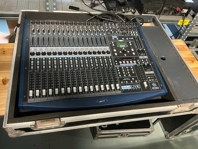Soundcraft spirit 324 digitale mengtafel set - afbeelding 9 van  16