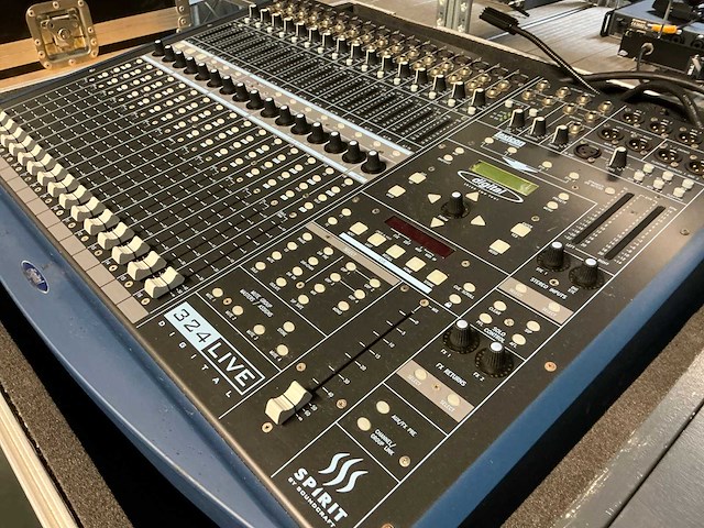 Soundcraft spirit 324 digitale mengtafel set - afbeelding 14 van  16