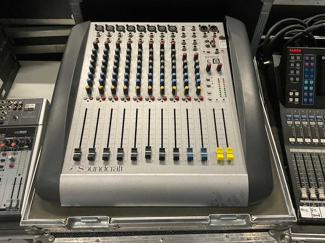 Soundcraft spirit e8 8/2 analoge mengtafel - afbeelding 1 van  6