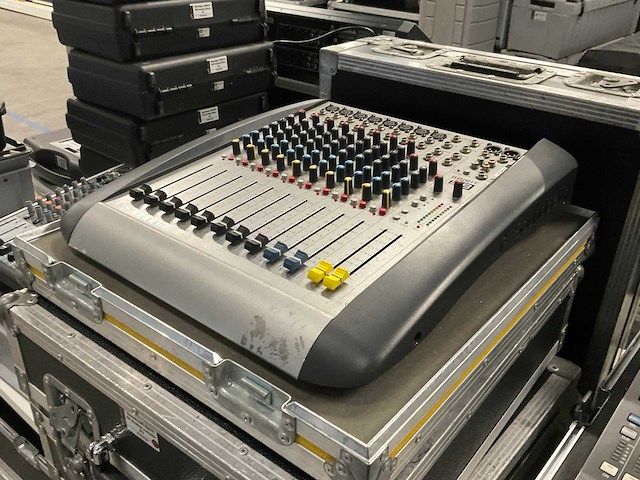 Soundcraft spirit e8 8/2 analoge mengtafel - afbeelding 5 van  6
