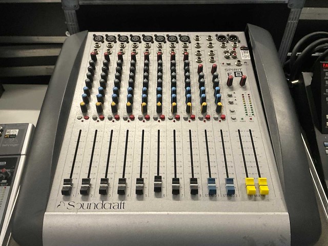 Soundcraft spirit e8 8/2 analoge mengtafel - afbeelding 4 van  6
