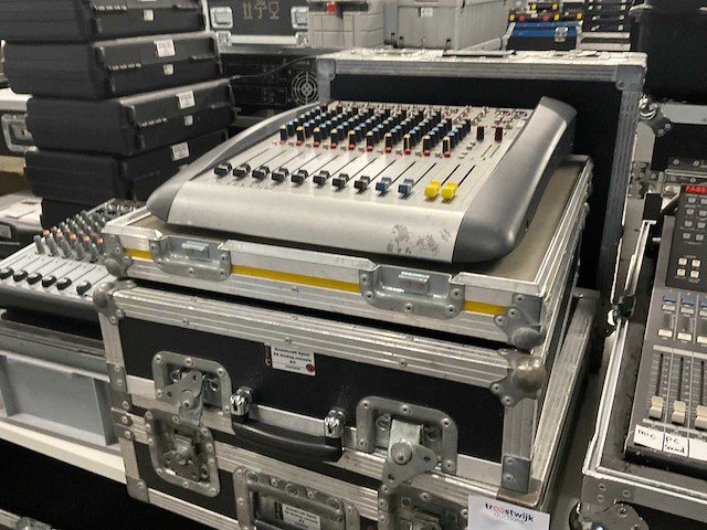 Soundcraft spirit e8 8/2 analoge mengtafel - afbeelding 6 van  6