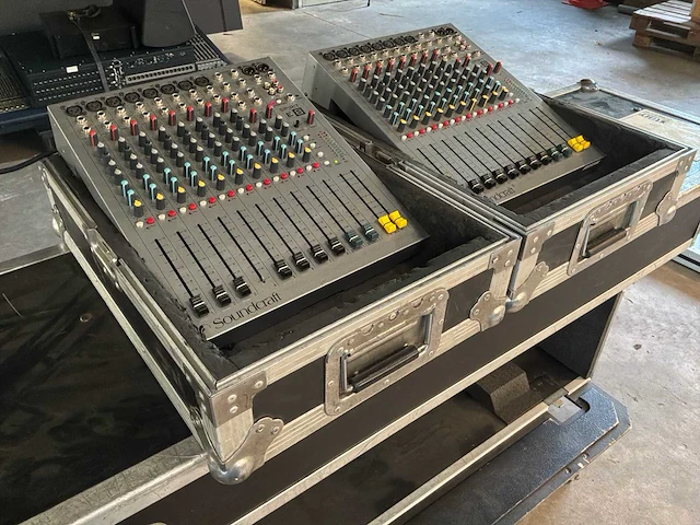 Soundcraft spirit e8 analoge mengtafel (2x) - afbeelding 1 van  5