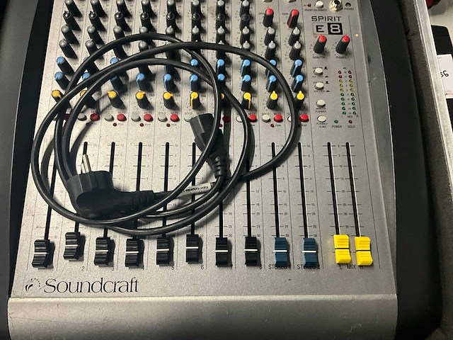 Soundcraft spirit e8 analoge mengtafel - afbeelding 3 van  5