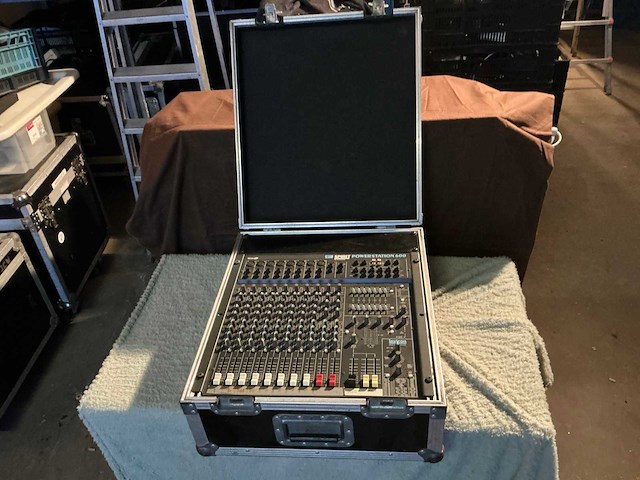 Soundcraft spirit powerstation 600 analoge mengtafel met versterker - afbeelding 1 van  6