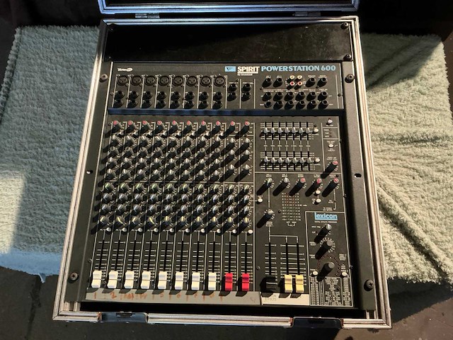 Soundcraft spirit powerstation 600 analoge mengtafel met versterker - afbeelding 2 van  6