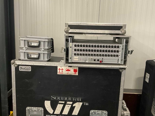 Soundcraft vi1 digitale mengtafel set - afbeelding 10 van  17