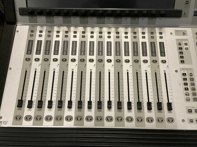 Soundcraft vi1 digitale mengtafel set - afbeelding 15 van  17