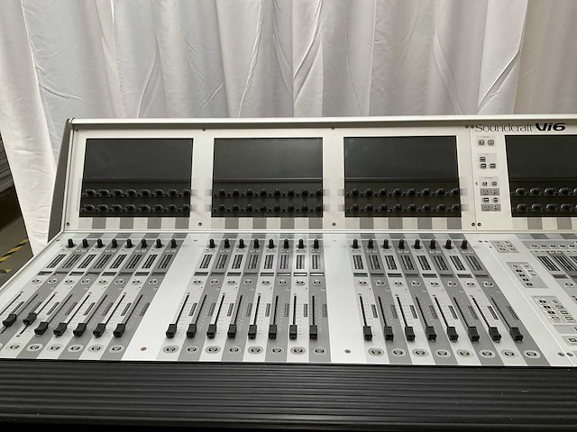 Soundcraft vi600 digitale mengtafel - afbeelding 14 van  14