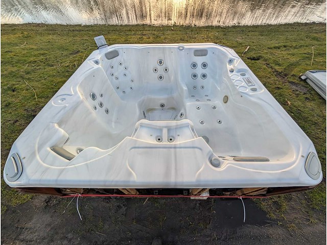 Spa life 6 persoons jacuzzi en buitenspa - afbeelding 1 van  4