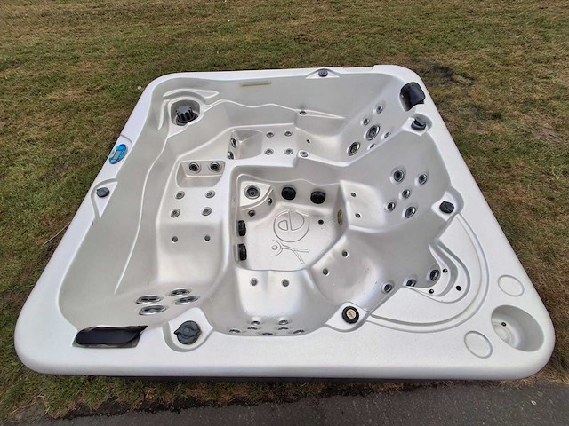Spa net 5 persoons jacuzzi en buitenspa - afbeelding 1 van  25
