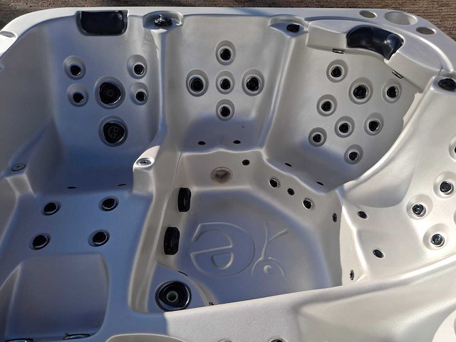 Spa net 5 persoons jacuzzi en buitenspa - afbeelding 30 van  30