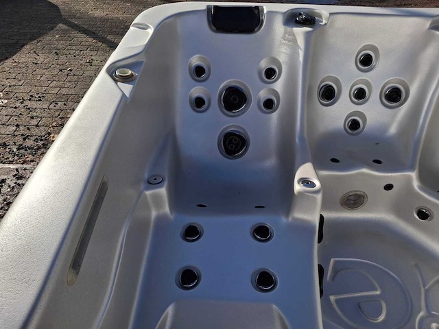 Spa net 5 persoons jacuzzi en buitenspa - afbeelding 15 van  30