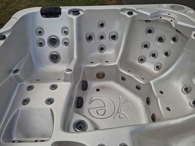 Spa net 5 persoons jacuzzi en buitenspa - afbeelding 13 van  25