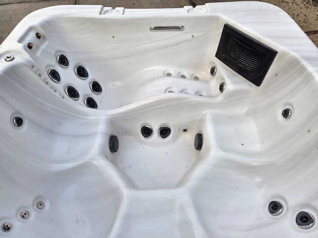 Spa power 6 persoons jacuzzi en buitenspa - afbeelding 14 van  31