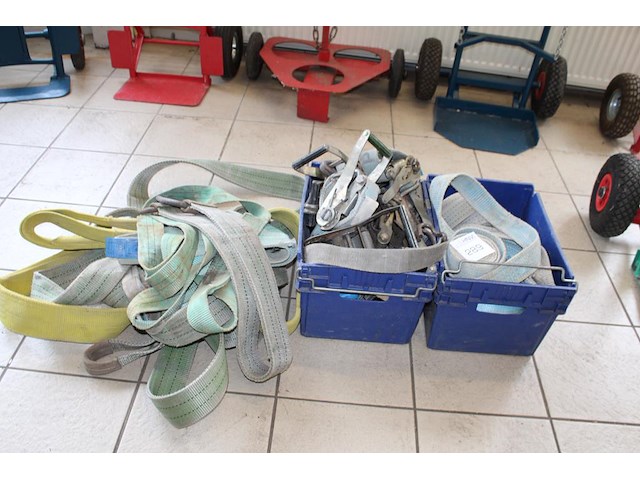 Span- en hijsbanden in en om 2 kratten. - afbeelding 1 van  2